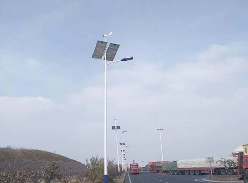 南京歐陸電氣風(fēng)光互補照明系統(tǒng)，設(shè)備配置功率300W