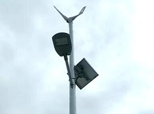 南京歐陸電氣40套設(shè)備配置功率300W的風(fēng)光互補系統(tǒng)用于上海浦東海邊風(fēng)光互補鋰電路燈并經(jīng)受住了大風(fēng)考驗